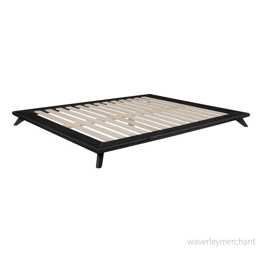 Černá dvoulůžková postel z borovicového dřeva s roštem 180x200 cm Senza – Karup Design v:1018548
