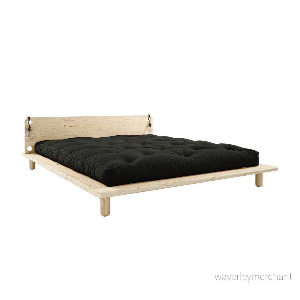 Dvoulůžková postel z masivního dřeva s čelem, lampičkami a černou matrací Comfort Karup Design Peek, 180 x 200 cm v:1332954